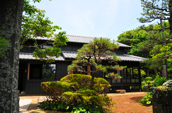 築100年以上の古民家を継承する町