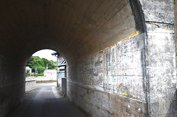 神浦港ガード下